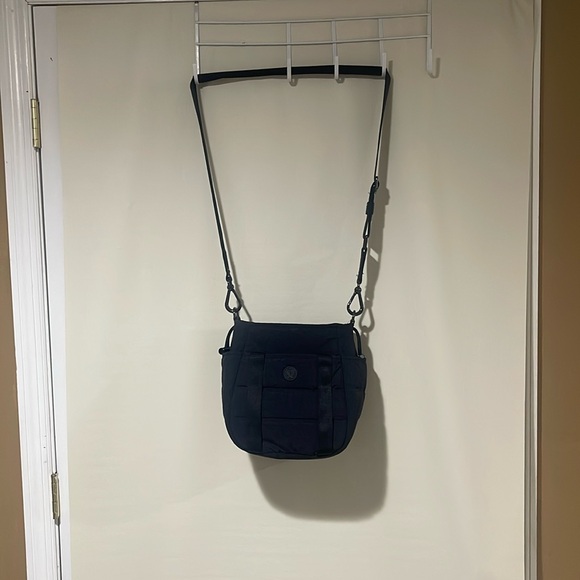 lululemon athletica Handbags - NWOT LULULEMON Dash All Day CrossBody Bucket Black Bag